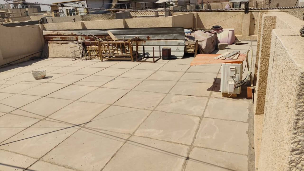 دار للبيع سند طابو صرف
المساحة ١٢٠م
الواجهه ٦م 
النزال ٢٠م 
يحتوي على غرف نوم عدد/٢ + حمام عدد/٢ + مطبخ + هول واستقبال + منور + الباب مدخلين

العنوان 
الدورة  - شرطة ابو طيارة 
للاستفسار الاتصال على الرقم  ***********
