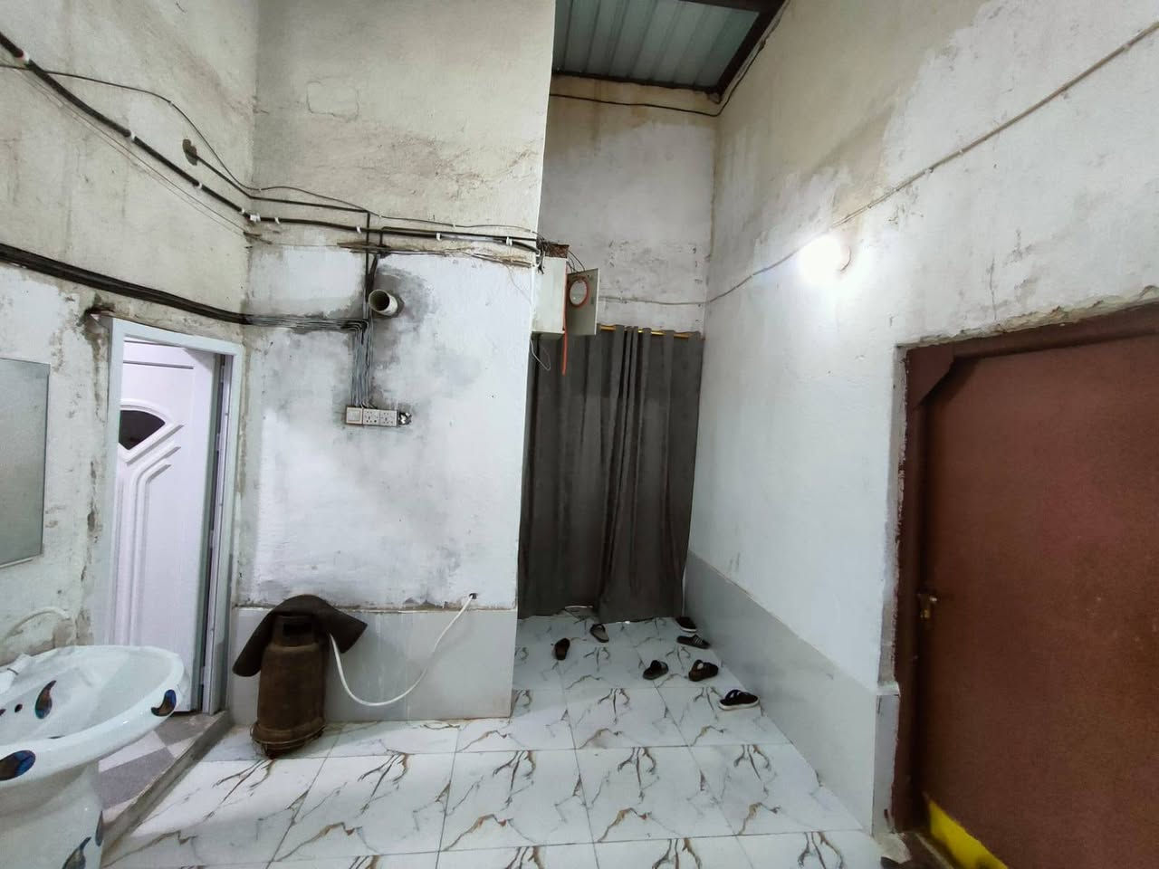 بيت خلفي اريدو قبل سوك خلف مكوه سجاد الطابق غرفه صاله واستقبال  مطبخ داخلي وخارجي الطابق الثاني غرفتين دربونه متروربع السعر 100وبيه مجال للاستفسار وتساب ***********مكتب الرحمه للعقار
