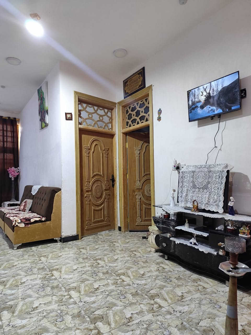 السلام عليكم بيت طابو صرف مساحه ٢٥٠ ثاني بيت عن شارع العام بناء حديث 
يتكون من غرف ثنين وصاله ومطبخ حار وبارد واستقبال وصحيات داخليه وخارجيه وحمام كبير بناء كونكريت المكان قرب معرض ال شيال السعر ١٢٥ وبيه مجال 
استفسار ***********
