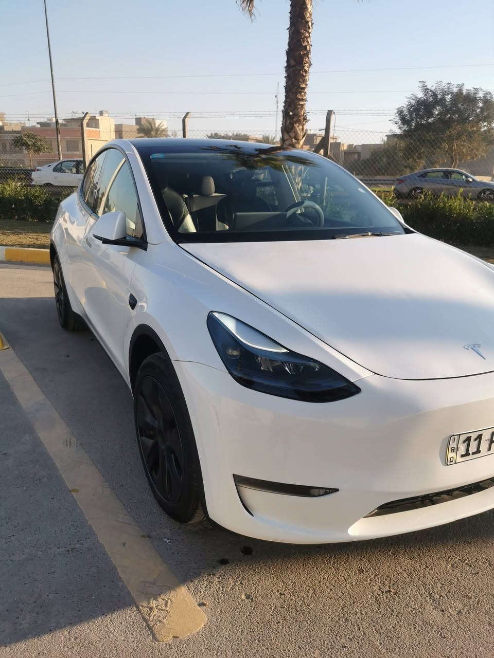 تسلا موديل 2025 Y لونك رينج
اللون أبيض صدفي مميز 
عداد المسافة 14 ألف حقيقي زيرو 
الضرر ربع قبق جنطة صبغ فقطططط
وبنيد بارررد فقط
السيارة اون لاين ...لغة عربية اخر تحديث 

المواصفات:
تك ماطور لونك رينج المرغوب تمشي ٥٣٠ الف كيلو

بدون ايرباك 

سقف بانوراما زجاج

شاشة كبيرة حجم 15 إنج

حساسات أمامي وخلفي أصلية

حساسات جانبية للاجتياز

طقم ويل حجم 20 مع تايرات جديدة

كاميرات عدد 8 تغطي السيارة بالكامل

باب الجنطة كهربائي شفط

الأبواب الجانبية كهربائية مع بردات أصلية

مقاعد جلد أسود أصل تحكم كهربائي كامل

تحكم كامل بالسيارة من خلال الشاشة

نظام قيادة آلي (Auto Pilot)

نظام القيادة الذاتية الكاملة (Full Self Drive)

عداد ديجيتال

تشغيل تلقائي وتشغيل عن بعد

دخول ذكي بدون مفتاح

نظام رادار ذكي لمنع الاصطدام

نظام تنبيه عند الرجوع للخلف

نظام تحديد المسار على الطريق

نظام قراءة السرعة من الشوارع

الأنظمة الترفيهية:
يوتيوب – نتفلكس – تيك توك – واتساب
نظام واي فاي – GPS – خرائط – بلوتوث – USB – AUX

الــســعــر 🟥 ::  240 ورقة وبيها مجال بسيط جدا 
العنوان بغداد الغزالية 

رقم صـــاحب السيارة: ***********

بيع فقط لايوجد مراوس
