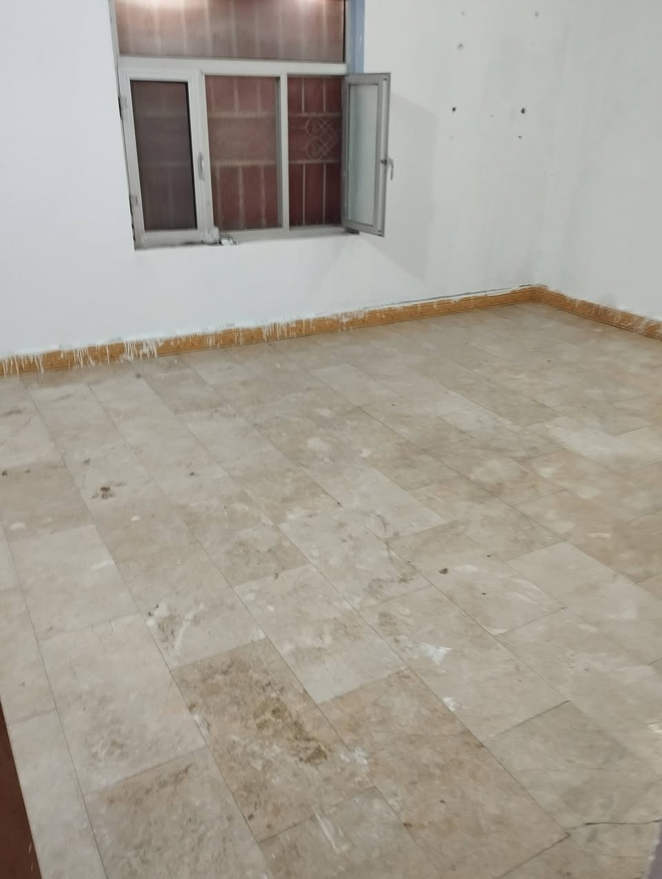 يوجد بيت كبير للايجار في حي اور الأولى يحتوي على ثلاث غرف نوم للاستفسار الاتصال على الرقم *********** بعد الساعة الثالثه ضهرا
