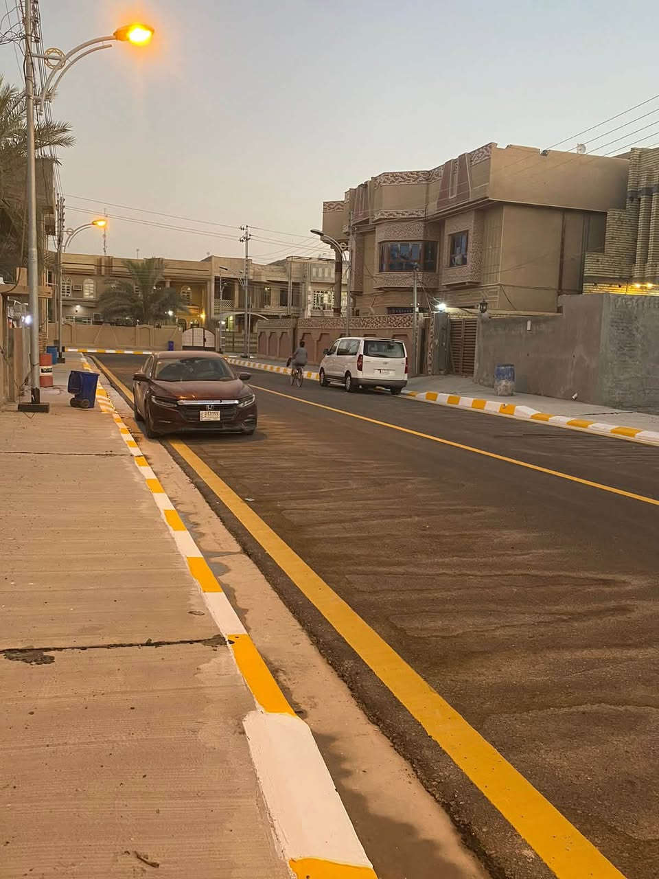دار للبيع في الفلوجة حي المعلمين الاولى سنتر الفلوجة بناء ثمانينات
الواجهة٧ والنزال ٣٠
مساحة الكلية ٢٠٠م 
شارع ١٥
سعر المتر مليون و٢٥٠ وبي مجال 
للاستفسار ***********

