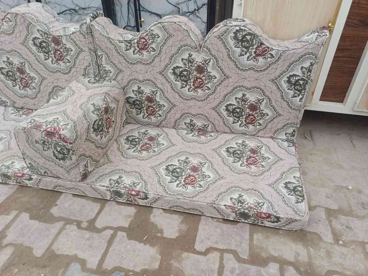 جلسه ونص ملكيه تركي ربل ضغط عالي وجهين سمك دوشك 10 سم تفرش 10 ب 4 تجي 18 ضهر 10 دوشك 10 تكيات 3 زوايه جلسه بعدهي باكيت ستعمال كلش قليل
سعر 650 الف وبيه مجال بصيط 
العنوان الخضر شارع جياشي محلات ال حجي رشيد 😍😍 *********** يوجد خدمت توصيل
