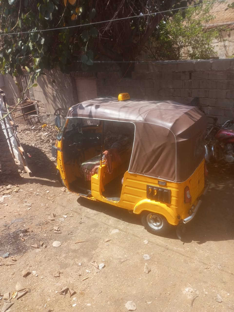 يالله السلام عليكم تكتك  نوعيه زيل موديل 18للبيع مكينه كلاجات جديد خير من الله كبل للشارع عوزه بس عمبار مال بريك بدون حادث بعدهي ع البلاد اصفر الون بسمنه مكاتبه اوراقه كامله مكانه كربلاء طوريج لاستفسار *********** اتصل وبيك خير وتدلل السعر 2مليون وبيه مجال للشراي
