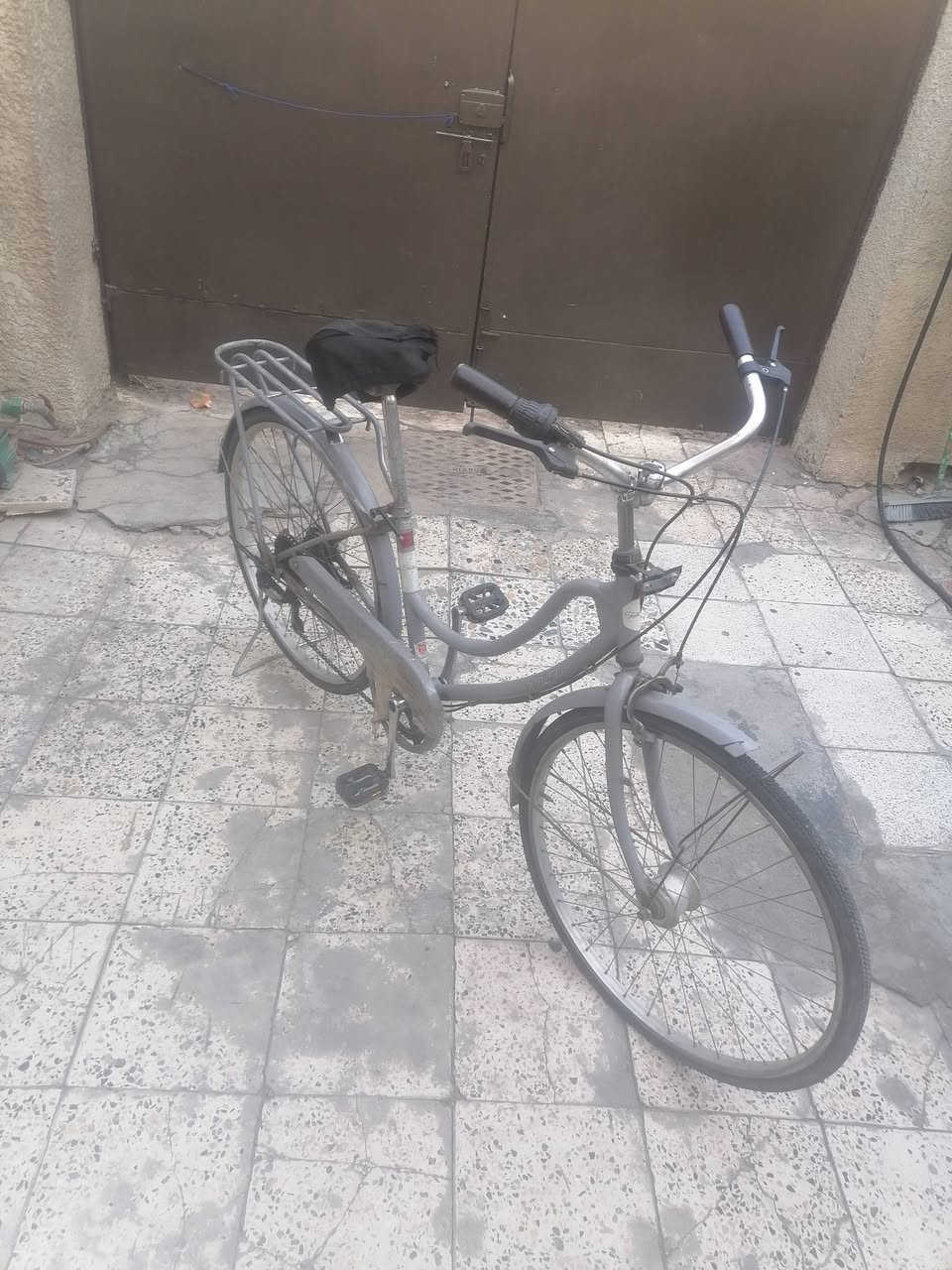 سلام عليكم باسكل بناتي للبيع حجم ٢٦ الباسكل التاير الامامي بي بنچر والتاير الخلفي مابي شي بريكات شغاله عكرب شغال ملاحضه الويل الخلفي بي عواج مثل ما موضح بل صورة السعر ٥٠وبي مجال العنوان حي العامل شارع ٣٠ للتواصل المراسله على خاص او المراسلة على رقم ***********
