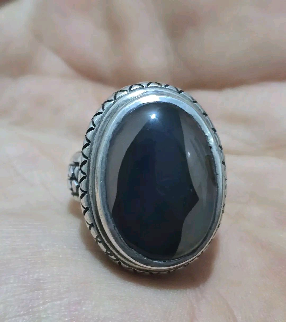 لوحة فنيه من نوادر العقيق اليماني المصور الواضح 
مقاس الحجر 25 ملم 
مقاس الخاتم 23
وزن الخاتم 36 غرام صياغة الشمري 

للاستفسار والحجز خاص


**إذا كنت صاحب هذا الإعلان وتريد حذفه لأي سبب، رجاءا أرسل رسالة إلى الدعم الفني**