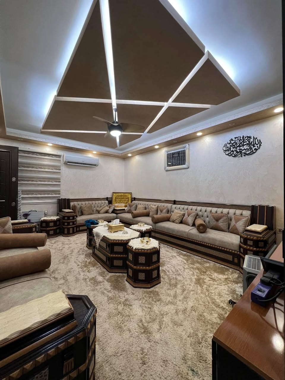 #مكتب_الودق_للعقار
دار للبيع شارع فلسطين محلة 505 مساحة200 متر سنة البناء 2022
واجهة 10 متر  
نزال 20 متر 
الطابق الاول يحتوي على كراج /صالة/مطبخ/خدمات/منور/3 غرف نوم 
الطابق الثاني يحتوي على شقتين 
كل شقة تحتوي على صالة/مطبخ/خدمات /منور/2 غرف نوم 

#للأستفسار_يرجى_الاتصال_او_المراسلة 

☎️مهندس مصطفى واتساب ***********

او زيارة موقع المكتب 

♦️شارع فلسطين /حي المستنصرية قرب كلية الرافدين / عمارة فرمان
♦️لارسال عروضكم السكنية والتجارية يرجى ارسالها على هذا الرقم 
♦️📱واتساب 0️⃣7️⃣7️⃣1️⃣6️⃣6️⃣4️⃣3️⃣7️⃣0️⃣2️⃣
