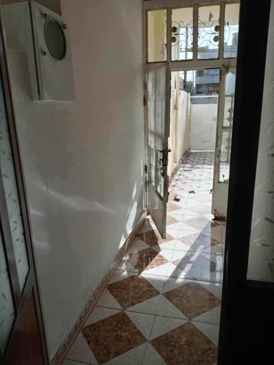 اسلام وعليكم بيت 100 للبيع طابو صرف او المراوس مع 200 متر  الموقع حي العسكري قرب الكوسترات قريب على سايدين محطت الشمس صاد على ساحه بيت فول سيراميك موقع مميز السعر المطلوب 95 وبي مجال بسيط ***********
