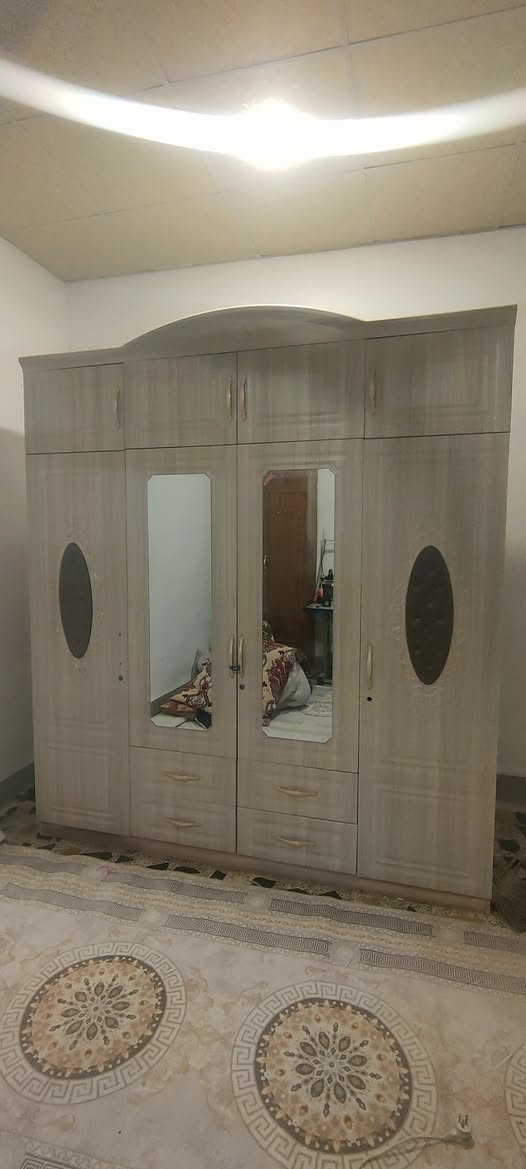 السلام عليكم
كنتور تركي وميز مرايه نظاف جدا السعر 150 قفل نجف قرب قرية الغدير ***********
