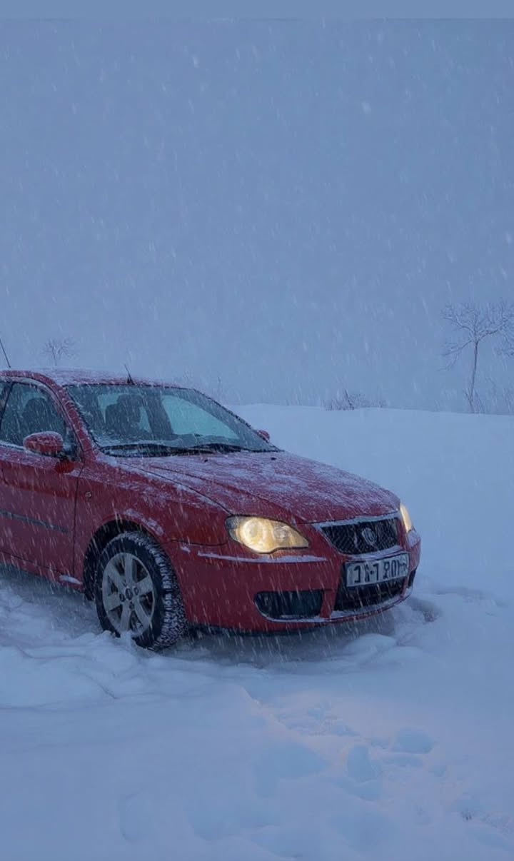 سلام عليكم للبيع سياره بروتون جين 2.   2016 كلييين بدون ضرر بارد باب سايق فقط. اثر تقحيل بوند سقف بدووون معجون سياره كدام العين يحتاجله ادامه طخم فقط محرك كير شرط رقم بغداد هزه جديده. شرط تحويل  السعر 70  لتواصل ***********.
