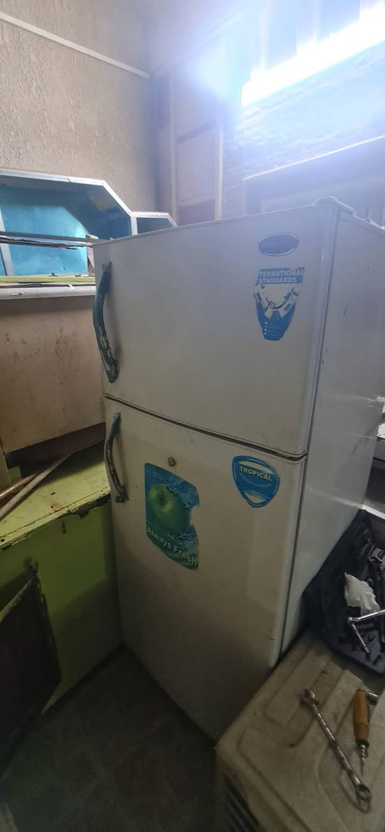 سلام عليكم عندي غراض مال مطعم
طباخ جبير +ميز جبير + ميز عدد ٢ صغار +طباخ صغير +مجمده وثلاجه شغالات وياهن جدوره صغار ومواعين وطاوات  الغراض مواضحه زين يالتصوير تجي اشوف احسن وهذا رقمي ***********
