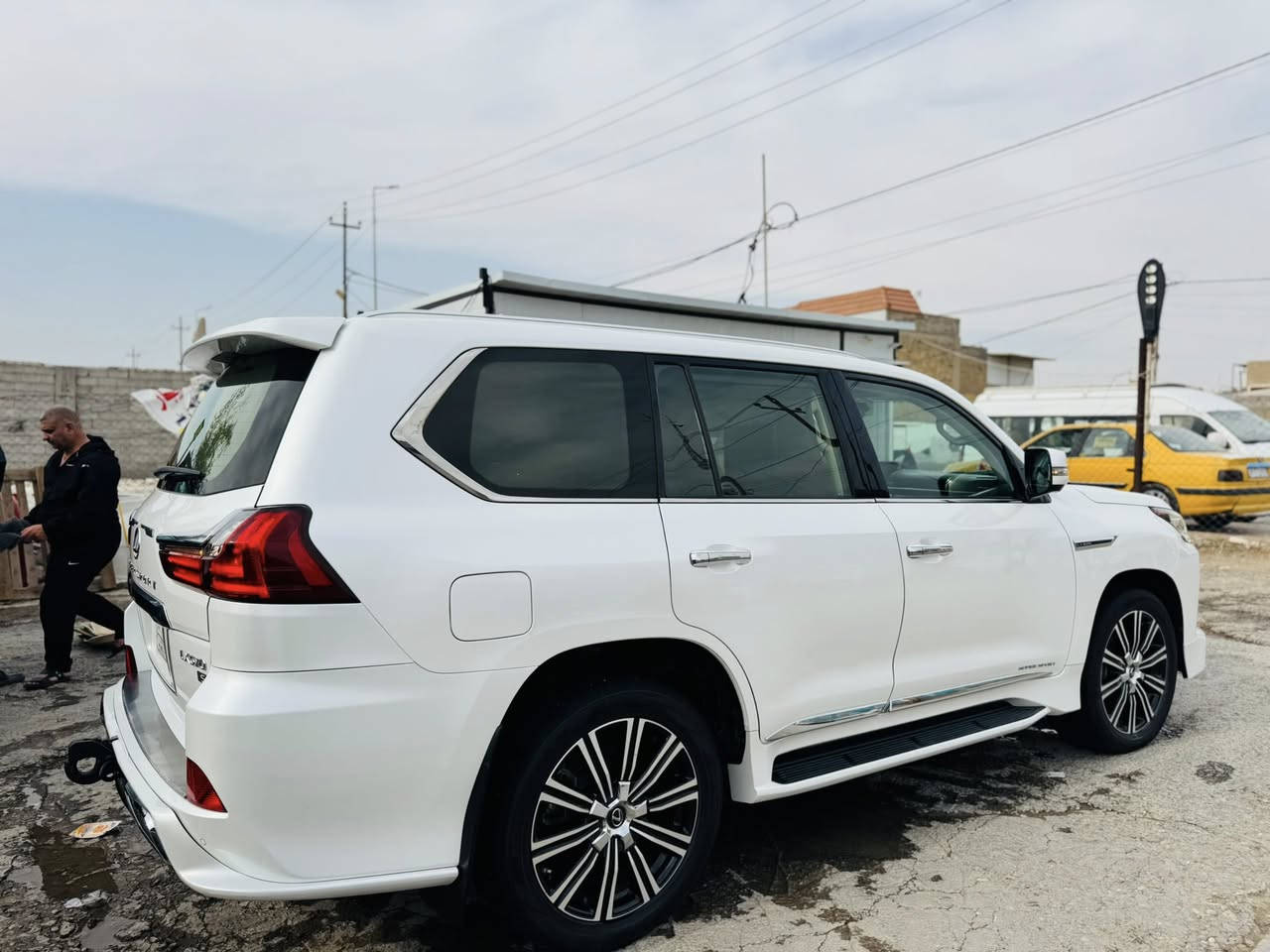 سلام عليكم
الفخامه اليابانية 🇯🇵🇯🇵🇯🇵

لكزز 2020بريم اصل 

رقم بغداد 

ماشيه 102الف  

8سلندر 5700

شاشات خليفه 

كشنات كهربائيه

حساسات خلفي وأمامي 

تحديد مسار ردار امامي 

تخم تاير جديد اصلي 

السياره مكفوله ماعدا بارد بل باب خلفي بدون صبغ 

السعر 815وبيه مجال 

كوت /***********
