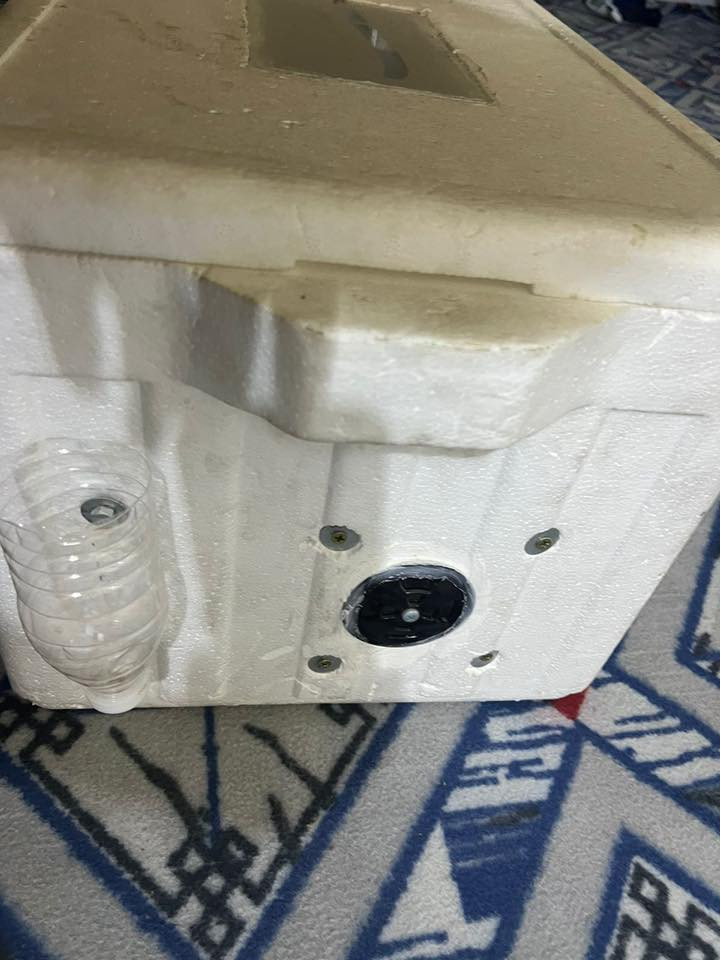 السلام عليكم 
فقاسه للبيع تاخذ 60بيضة 
الفقاسة كامله هيه وملحقاته 
شراي يتصل ***********
