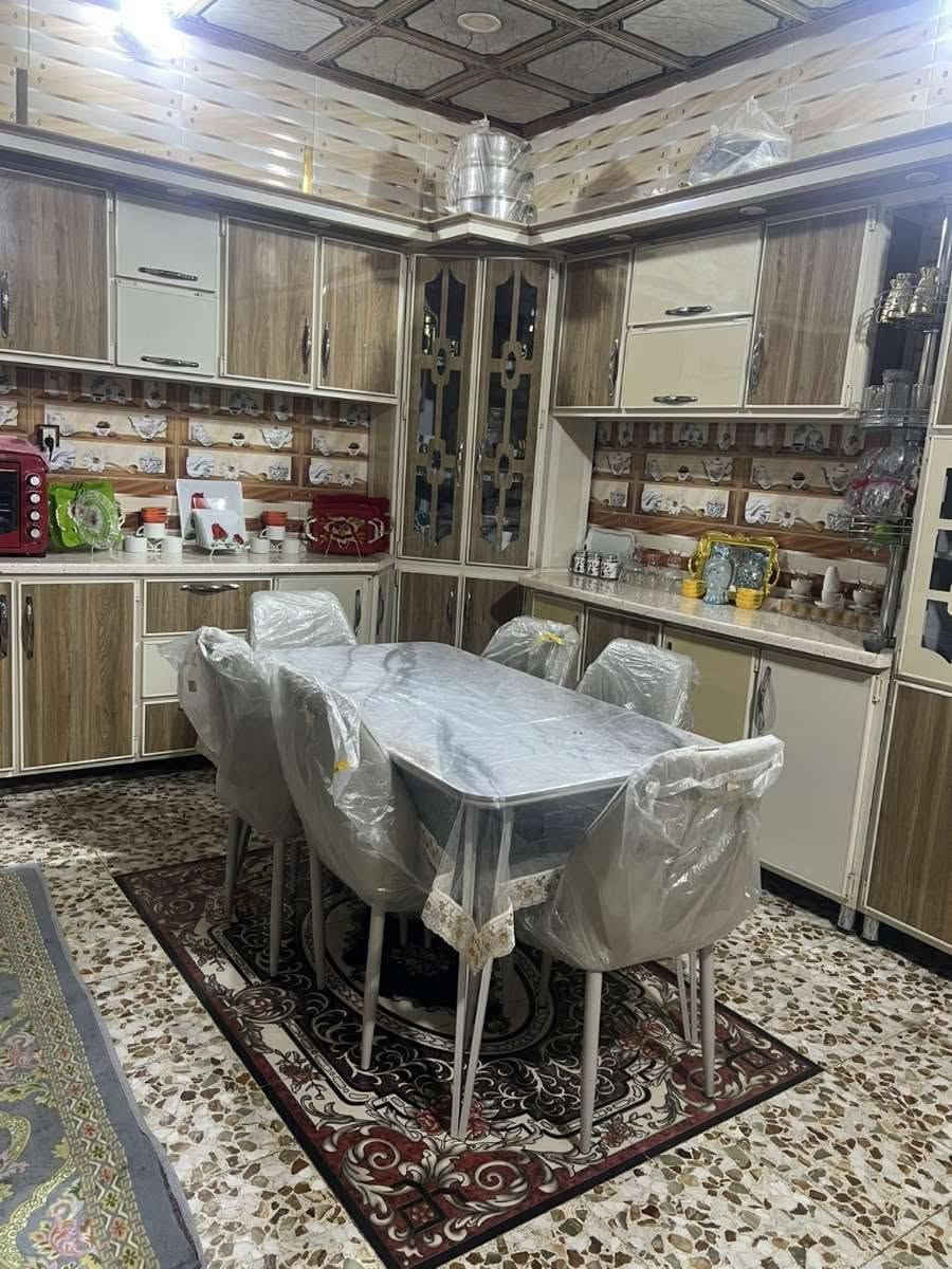 السلام عليكم دار للبيع مساحه 300 يحتوي على استقبال وهوال ومطبخ وغرفتين ومجمع صحي المكان حله شارع 30 السعر 138وبي مجال رقم الهاتف ***********
