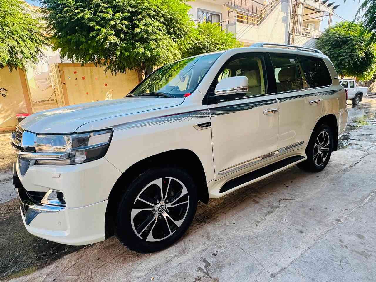لاندکروز مۆدیل ٢٠١٧  فوول مواسفات بریمی رقم شمالي باسمي السياره ٤ قطعة مصبوغ بدون دواخل بدون ايرباگ واتساب ***********
