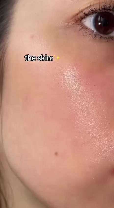 ✨ كريمات ISDIN Hyaluronic Moisture الأصلية – ترطيب احترافي حسب نوع بشرتج ✨
يوجد لدينا توصيل كافة المحافضات السعر ٤الاف 

هاي المجموعة تعتبر من أقوى كريمات الترطيب الطبية من شركة ISDIN الإسبانية 🇪🇸، تعتمد على حمض الهيالورونيك الي معروف بقدرته العالية على جذب وحبس الرطوبة داخل البشرة، حتى تبقى ناعمة، ممتلئة، وصحية 💧

هسه نشرح كل نوع بالتفصيل 👇

🟢 أولاً: الأخضر – للبشرة الدهنية والمختلطة (Oily & Combination Skin)
✔️ يرطب البشرة بدون ما يخليها دهنية
✔️ ينظم إفراز الدهون ويقلل اللمعان
✔️ يخفف مظهر المسام الواسعة
✔️ قوامه خفيف جداً ويمتص بسرعة
✔️ مثالي للبشرة الي تعاني من دهون وحبوب

🌟 النتيجة: ترطيب متوازن بدون أي دهن أو ثقل

🔵 ثانياً: الأزرق – للبشرة العادية والجافة (Normal to Dry Skin)
✔️ ترطيب عميق يدوم طول اليوم
✔️ يعالج الجفاف والتقشر
✔️ ينطي نعومة ومرونة للبشرة
✔️ يقلل الخطوط الرفيعة الناتجة من الجفاف

🌟 النتيجة: بشرة ناعمة، ممتلئة، وصحية
🌸 ثالثاً: الوردي – للبشرة الحساسة (Sensitive Skin)
✔️ يرطب ويهدئ البشرة الحساسة
✔️ يقلل الاحمرار والتهيج
✔️ لطيف جداً وما يسبب تحسس
✔️ يقوي حاجز البشرة
المنشأ أسبانيا الأصلي  🇪🇸

سعر القطعة ١١الاف


**إذا كنت صاحب هذا الإعلان وتريد حذفه لأي سبب، رجاءا أرسل رسالة إلى الدعم الفني**