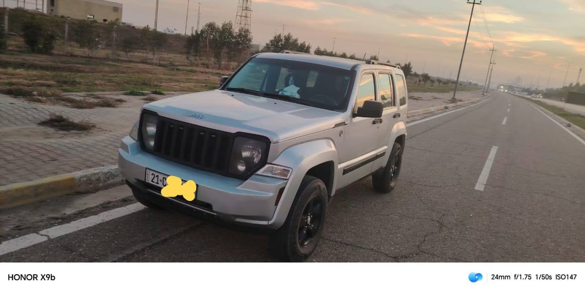 سلام عليكم .   للبيع 
     جيب موديل 2012.   
رقم سنوية وهزة جديد ...  
 ماشي 130.  حقيقي 
كير ومحرك بشرط . تخم تاير وحدادية كله بشرط 
  سيارة عل وضع الشركة ...
    سيارة بيه بابين صبغ بدون دواخل 
    السعر .    100.. ومجال 

    ***********
