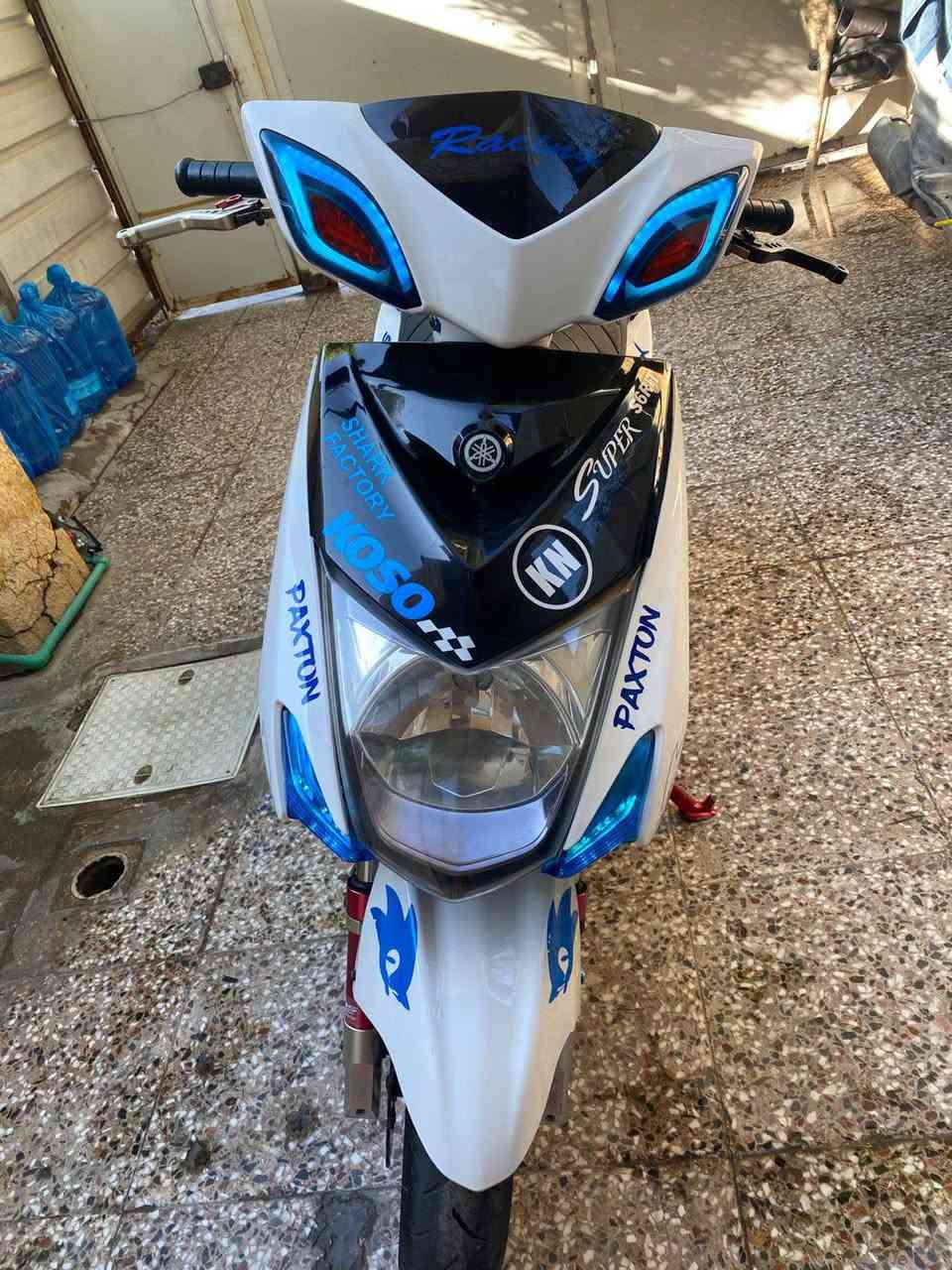 السلام عليكم
‏دراجه سكنس لد طلاعات 
‏مكلفولة من التاير لتاير وشرط ابيع من باب البيت ايشي يطلع بيها تاخذها ونطيك فلوسك
‏دراجه شلعتها كلش قوية ومعدل قفلت  بيها 120 بيها كلجات wf مكينة بلادي ما مفتوحة بل جيس وهذا التزويد البيها مو منا هية اجت هيج بس جم شغلة اني سويتها
‏
‏مكاني بغداد العامرية
‏***********
‏لعلم دراجه زيرو
