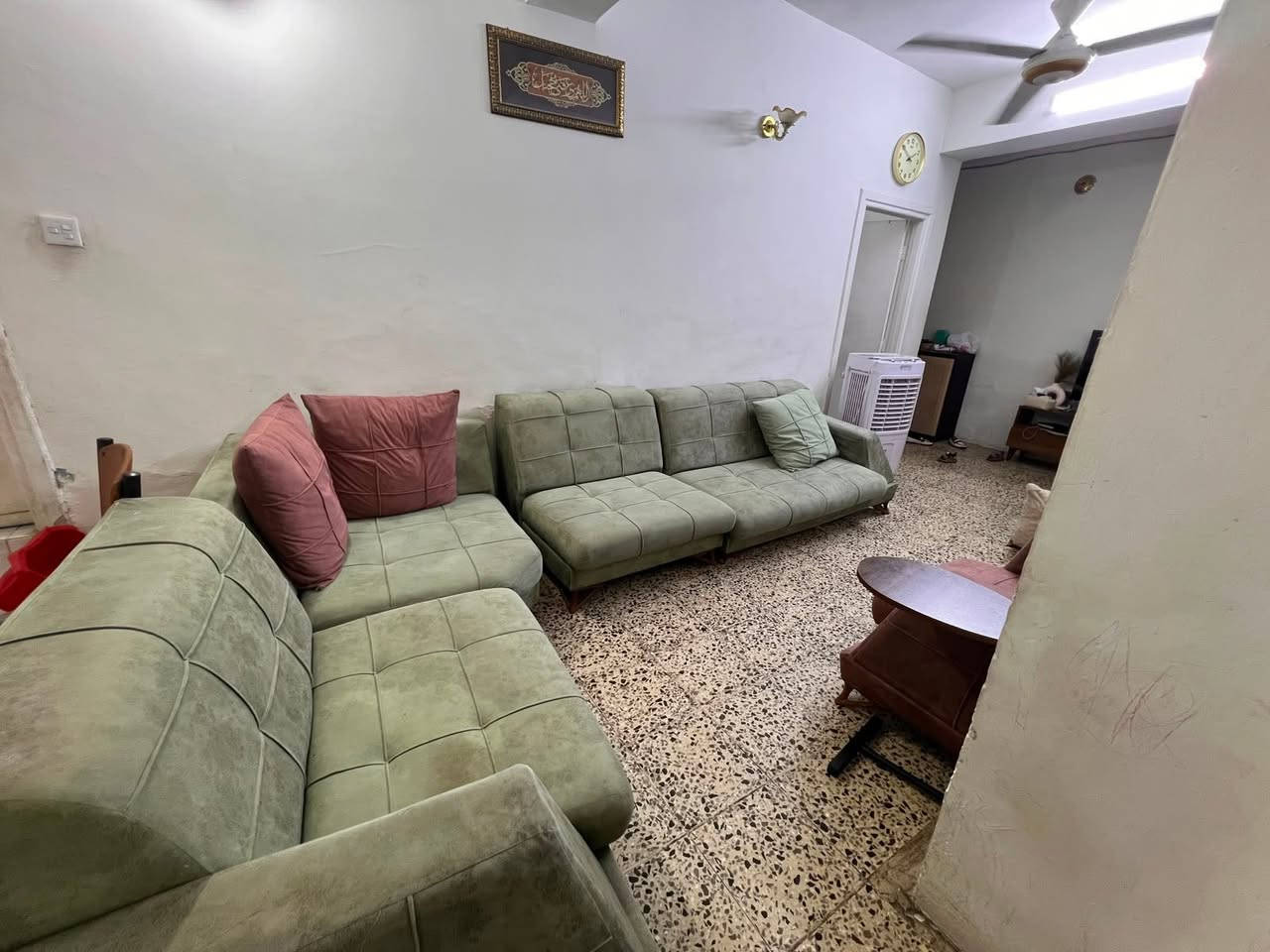 عندي هذا الديوان وياه كرسي
٧ مقاعد
بي رجل وحده مكسوره
كلش نظيف وزين
سعره ٣٠٠ الف
وبي مجال
مكاني بغداد يم جامع النداء


**إذا كنت صاحب هذا الإعلان وتريد حذفه لأي سبب، رجاءا أرسل رسالة إلى الدعم الفني**