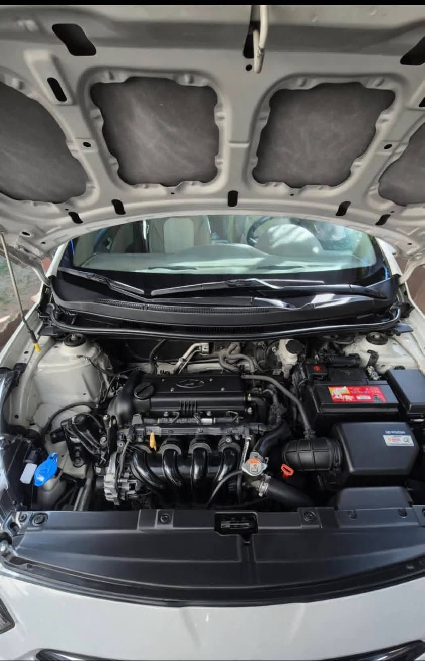 سلام عليكم هونداي اكسنت موديل 16فول خليجي بسمي محرك وكير مكفولات فتحا يشاير بل مري  حساسات خلفيه سياره كامله بيه باب سايق بدله اصلي وبنيد بنيد بدل اصلي بيه صبغ جاملغ خلفي فقط سعر 105مكاني كراده***********
