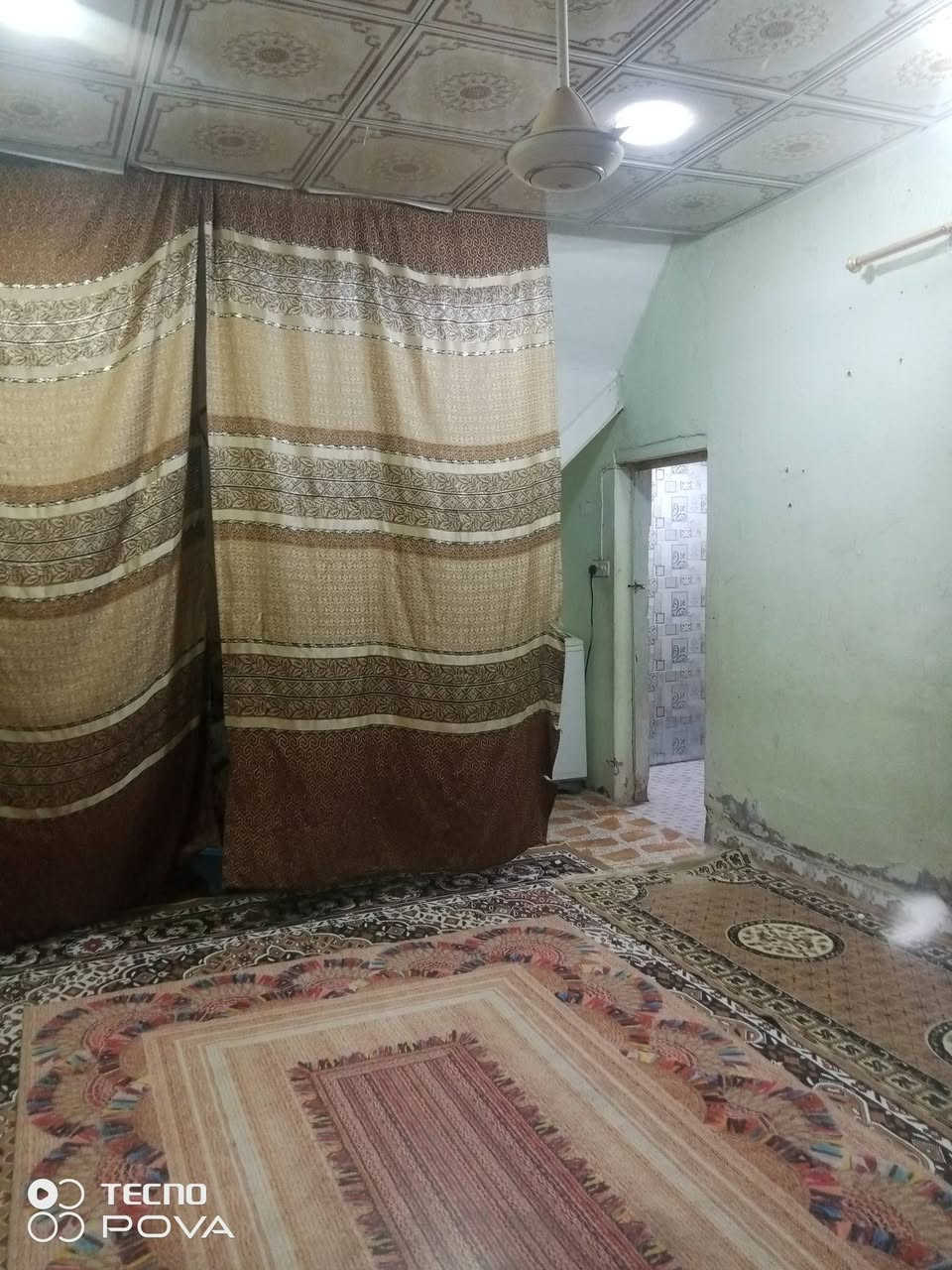 السلام عليكم بيت للبيع مساحه البيت 130 م يتكون البيت من غرفه وصاله ومطبخ وحمامات وبراني طارمه كبيره متوفر كافه الخدمات ماي مقرنص كهرباء المكان السكك بيع البيت فقط بس مكاتبه سعر 24 بي مجال الاستفسار رقم الهاتف بي واتساب ***********
