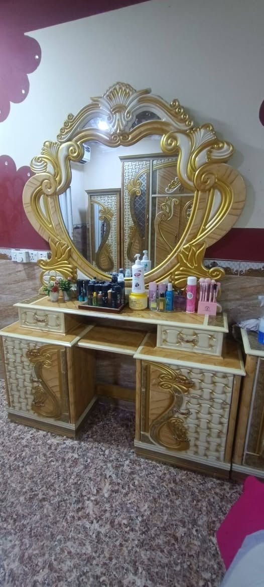 سلام عليكم غرفه نوم لبيع نضافه 95٪ سعر 750 وبيه مجال  رقم *********** عنواني ديالى بعقوبه بهرز
