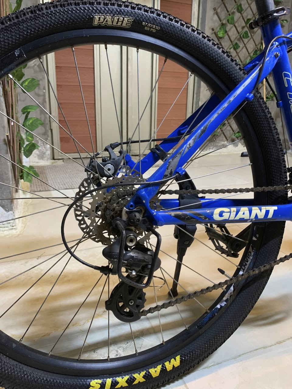 🚲 للبيع: بايسكل جبلي جاينت (GIANT) أصلي - بحالة ممتازة🟦

جبلي (Mountain Bike) هاردتيل.⛰️

 (الفريم): ألمنيوم خفيف جداً وقوي (Aluxx Aluminum)، تصميم هيدروليكي مريح للمسافات الطويلة.✅

(الإطارات): تايرات أصلية ماركة Maxxis (ماكسس)✅

ويلات ألمنيوم دبل وول ديسك (Giant GX28)، قوية وتتحمل الصدمات.✅

منظومة سرعات متعددة (شفترات شيمانو) مع دنديل ثلاثي أمامي يوفر سلاسة تالية🟥

(المساعد الأمامي): مساعد أمامي (Fork) يمتص الصدمات بشكل ممتاز، يمنحك راحة كاملة بالمطبات🟦

حجم(27.5)

السعر-350 الف

العنوان بغداد مدينة الصدر
للتواصل ***********
