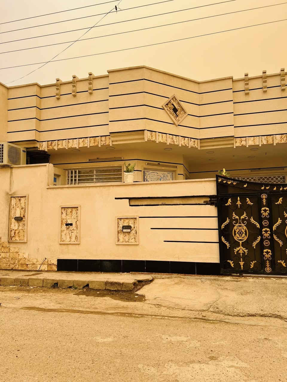 بسم الله الرحمن الرحيم
السلام عليكم بيت قاطين مساحه 170 متر طابو ملك صرف تحويل مباشر 

يحتوي على خمس غرف نوم حمامات داخليه وخارجيه 

صاله واستقبال 

العنوان السياحي منطقه الشاعوره 

السعر 80  مليون 

***********
