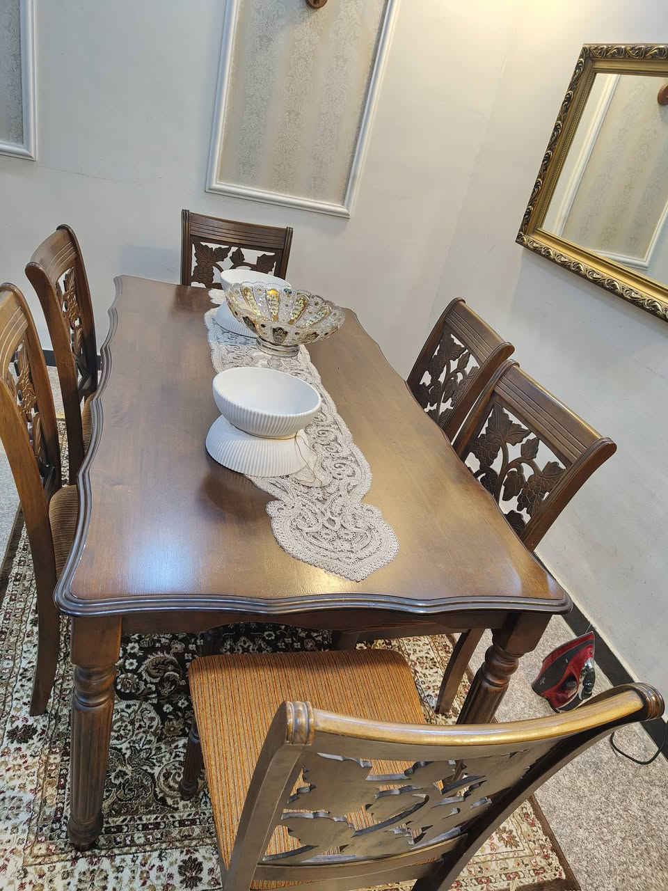 ميز طعام غرفة ضيوف معروض للبيع 6 كراسي 180سم في 100 سم استعمال قليل مشتري قبل سنتين من الجشعمي 
السعر المطلوب 250 الف وبي مجال 
علما انه مشتري 700 الف في وقتها
***********
***********
