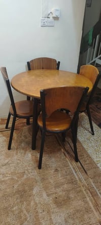 ميز طعام • نظيف • ظهر مختلف