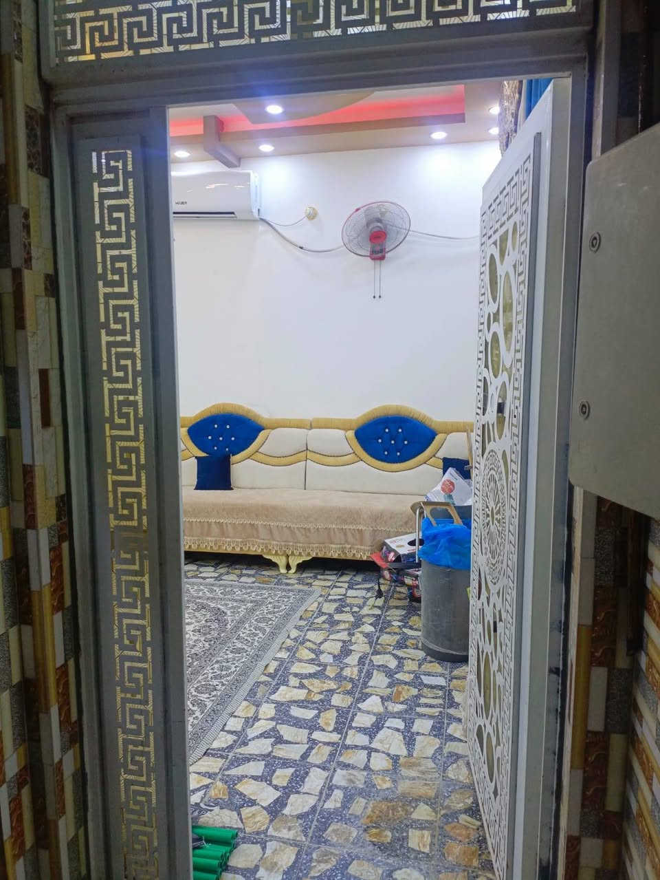 السلام عليكم ورحمة الله وبركاته 🏛️🏛️🏛️
عقار للبيع مساحتة ١٠٠م مربع ركن في الحولي خلف ملعب النجف الدولي جنس العقار بلديه معاملته واصله لتقدير بسم موضف ٢٠ سنه يباع تطلوعه البيت بنائه كونكريت مسلح وطابوك جمهوري وديكورات ثانويه وحدادية درجة أولى كهرباء دفن ومجاري مربوطه لشارع يتكون من غرفتين نوم وصالة واستقبال ومطبخ وصحيات مع تخاريج للاستفسار أكثر الاتصال على الرقم *********** جاسم الكرعاوي بي واتساب 🏛️🏛️🏛️
