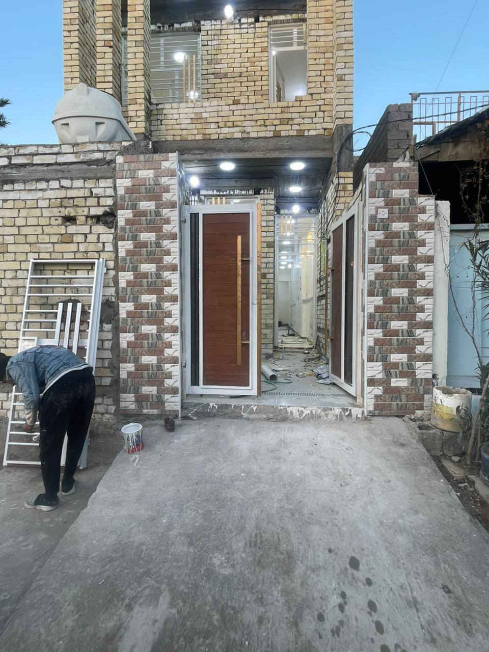 السلام عليكم مشتمل طابق ونص للبيع مربع ال3000الاف خلف السوق والمدارس
بناء جديد 2026 طابوق بعده محد گاعد بي سند جديد بأسم أبو البيت 

البيت بعد بس الارضيه سبوع وتكمل الأرضيه تبقه بس الواجهه
يحتوي على غرفه ومطبخ واستقبال وحمام ممر طويل يدخلك عل بيت ترك وعندك فوگ غرفه السعر 80للأستفسار مراسله واتساب *********** أو خاص
