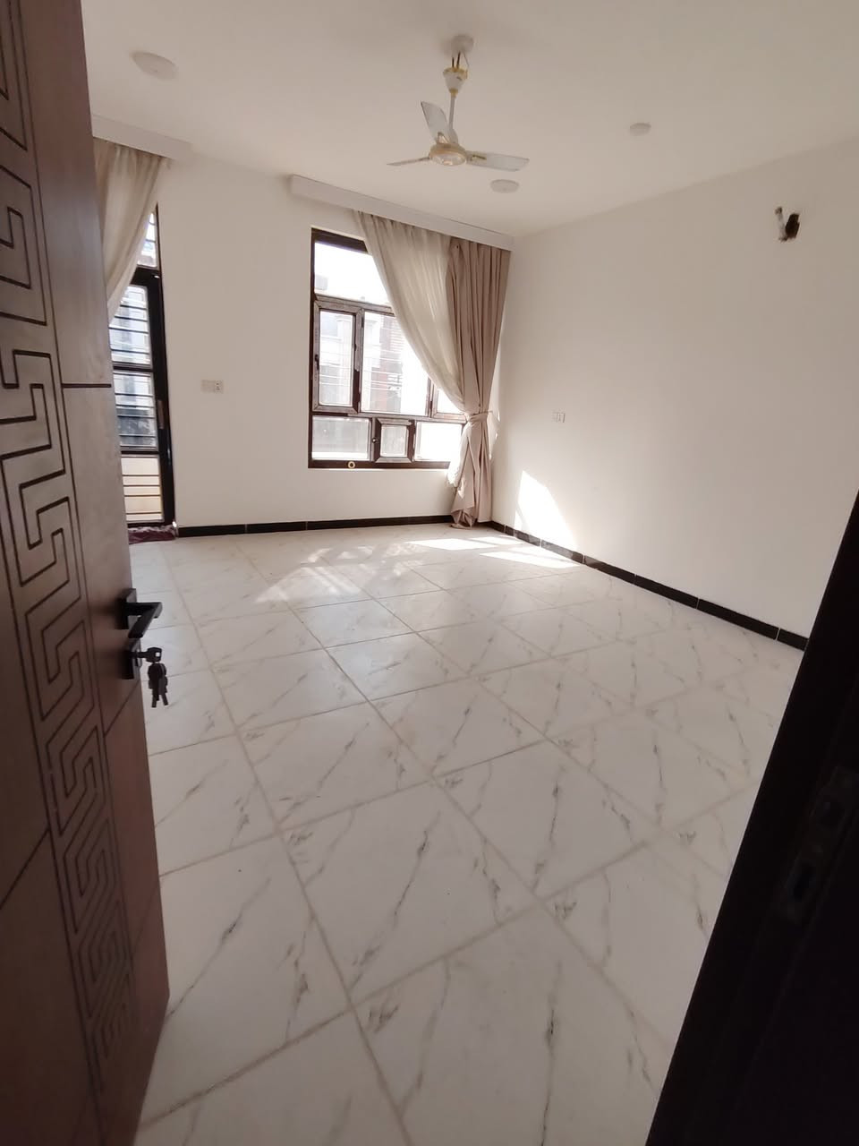 دار للبيع مساحه 100متر
واجه 5 متر نزال 20 متر
سنه البناء 2023
بيت فول ديكورات لدات مخفيه دار كلش مرتب
واجه بورسلين شغل تصفير درجه اولى ارضيات بورسلين
يحتوي على مدخلين 
3غرف نوم وصاله مطبخ خدمات عدد 2 
موقعه حي الجهاد الحمدانيه 
سعره 235 وبي مجال 
للأستفسار أكثر اتصل ***********
# مكتب_عالم_العقارات
