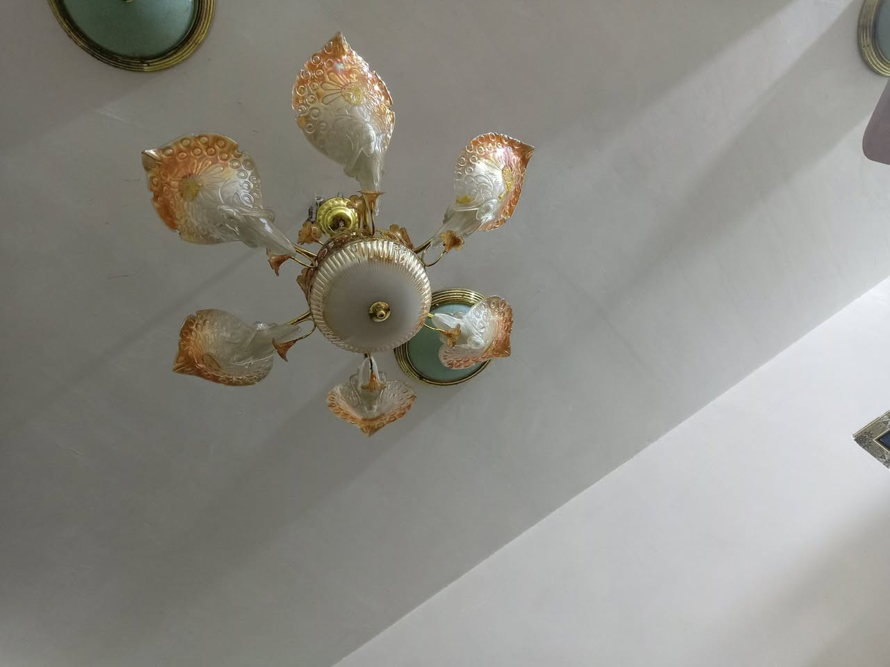 السلام عليكم ثريات ثنين للبيع ٢٠ قفل مكاني كربلاء بل حر ***********
