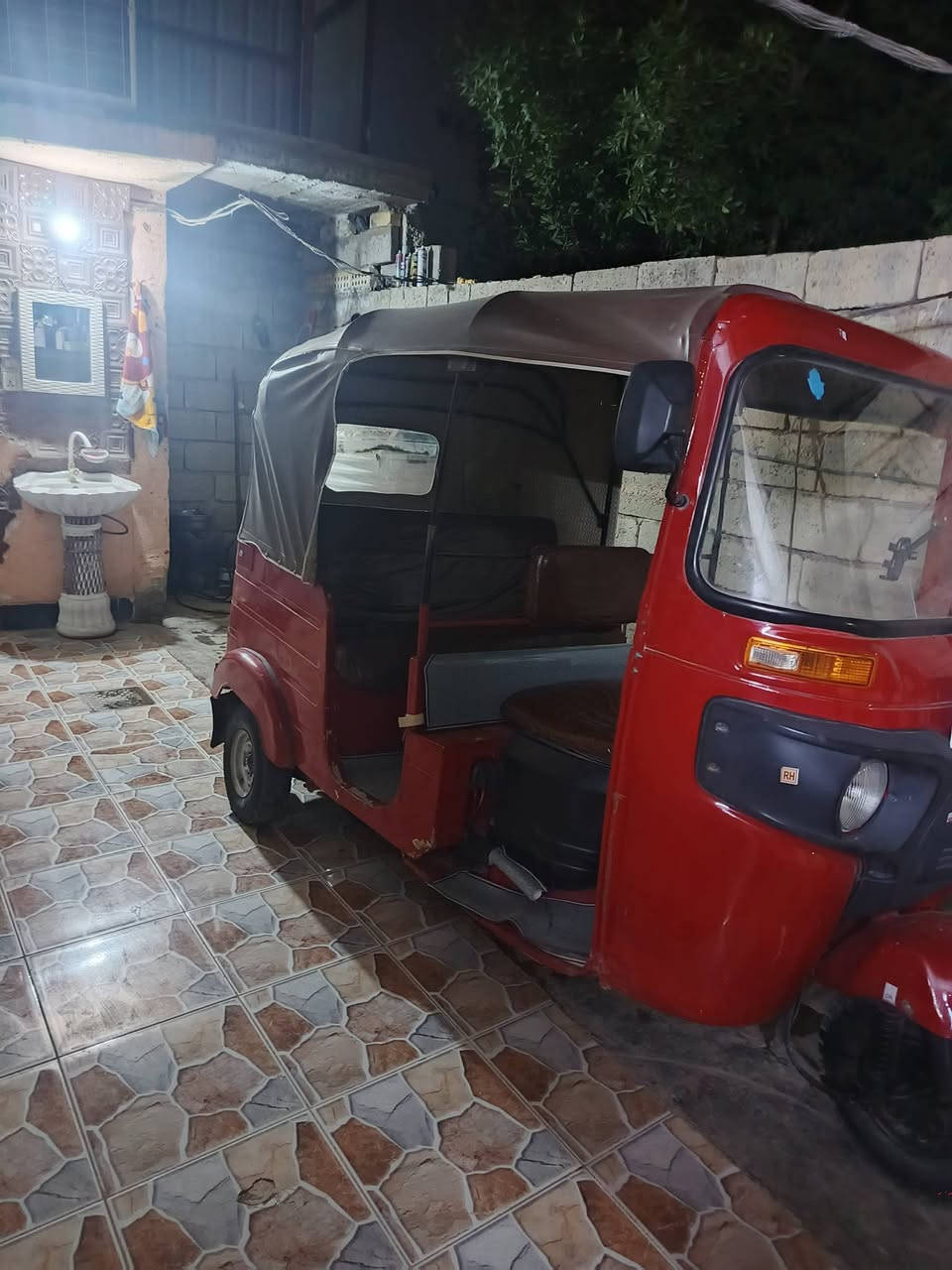 سلام عليكم تكتك للبيع مصبوغة لجماليه بدون لا ضربه ولا طخه رقم وسنويه انكليزي مكاني ديالى بعقوبة للاتصال ***********
