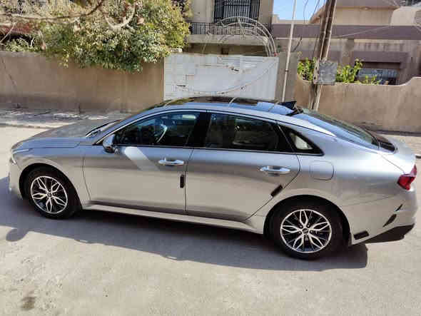 اسلام عليكم  
‏Kia K5
الموديل 2023 
السيارة خليجية وكالة 
 المواصفات :
1- بصمة + تشغيل عن بعد 
2- بانوراما 
3- شاشة 
4-كشن السائق كهرباء 
5- لد امامي + خلفي  
6-حساس امامي + خلفي 
7-اشاير بالمري + المري قابلة لطي 
8-ترحيب عند الاقتراب 
9- مانع انزلاق 
10- سايد بريك الكتروني مع الاوتو هولد 
11 الاضوية الداخلي كلها لد 
12- سيارة كشنات جلد مع التدفئة 
13- سيارة ماشية  17  الف كيلو وقابلة لزيادة 
سيارة جديدة بمعنى الكلمة حتى الارضيات ممفتوحات مالتها مال الشركة  nim حتى الاسبير منازل السيارة رقم أربيل  

ملاحظة السيارة بيها بالجاملغ مال سايق بارد على كد 3 اصابع فقط هذا بارد  وشخط بالباب الي خلف راكب 
والدعامية خدوش غير هذا سيارة مكفولة 
السعر 21،800  الف دولار وبيها مجال 
عنوان : بغداد الدورة 
للاستفسار : ‏‪0770 073 1451‬‏ : ***********
