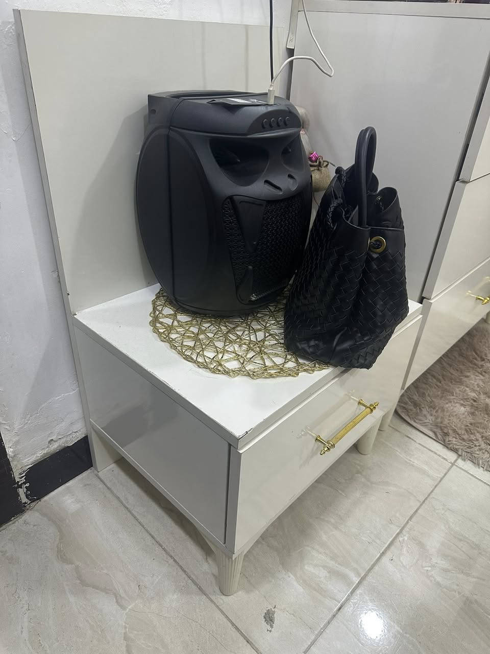 غرفه نوم تركيه اريدهه 350جديده بيهه ضرر خشبه مال جربايه مكسوره مكاني بغداد منصور ***********وهذه كرسي ملكي أريده 100
