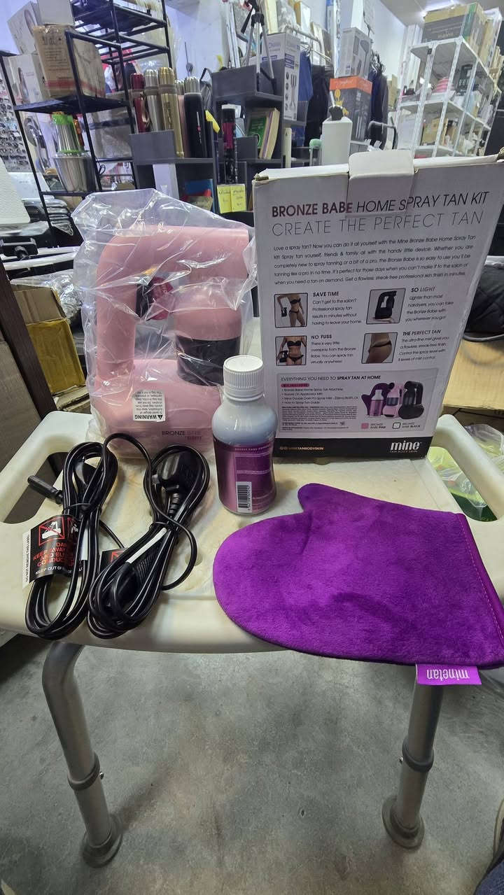 هذا المنتج هو MineTan Bronze Babe Home Spray Tan Kit، وهو عبارة عن مجموعة احترافية للتسمير المنزلي تتيح لك الحصول على لون "برونزي" بجودة الصالونات في المنزل. 
تتميز هذه المجموعة بعدة خصائص تجعلها سهلة الاستخدام:
نتائج احترافية: توفر رذاذاً فائق النعومة لضمان لمسة نهائية متساوية وخالية من الخطوط.
تحكم كامل: يتضمن الجهاز 8 مستويات للتحكم في قوة الرذاذ.
تصميم مريح: الجهاز خفيف الوزن، حيث تذكر بعض المواصفات أنه أخف من معظم مجففات الشعر.
محتويات المجموعة: تأتي عادةً مع ماكينة التسمير المحمولة، ورذاذ التسمير (Pro Spray Mist)، وقفاز للتطبيق (Applicator Mitt).  

البيت الانكليزي للبضائع الاوربية 
العنوان / بابل .. الحلة .. نادر الثانية الشارع الخدمي كراغول مقابل مجمع المدارس 
يوميا بث الساعة السابعة مساءا انتظرونا بضائع منوعة وجوائز 
واتساب ***********
            ***********
https://www.tiktok.com/@ukhomeiraq?_r=1&_t=ZS-93RdXoWpEKF

