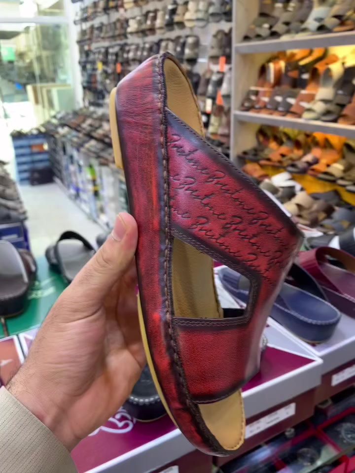 السلام عليكم وصلة بضاعتنه الأماراتيه 🇦🇪
الجلد الطبيعي ال ١٠٠٪؜ 
شغل يدوي مخيط ومغلف باجواد انواع الجلود 
الدبان جلد والوجي جلد 
القياسات متوفره من ٤٠ لل ٤٦ 
شرفونا داخل المحل او للتواصل واتساب ***********
