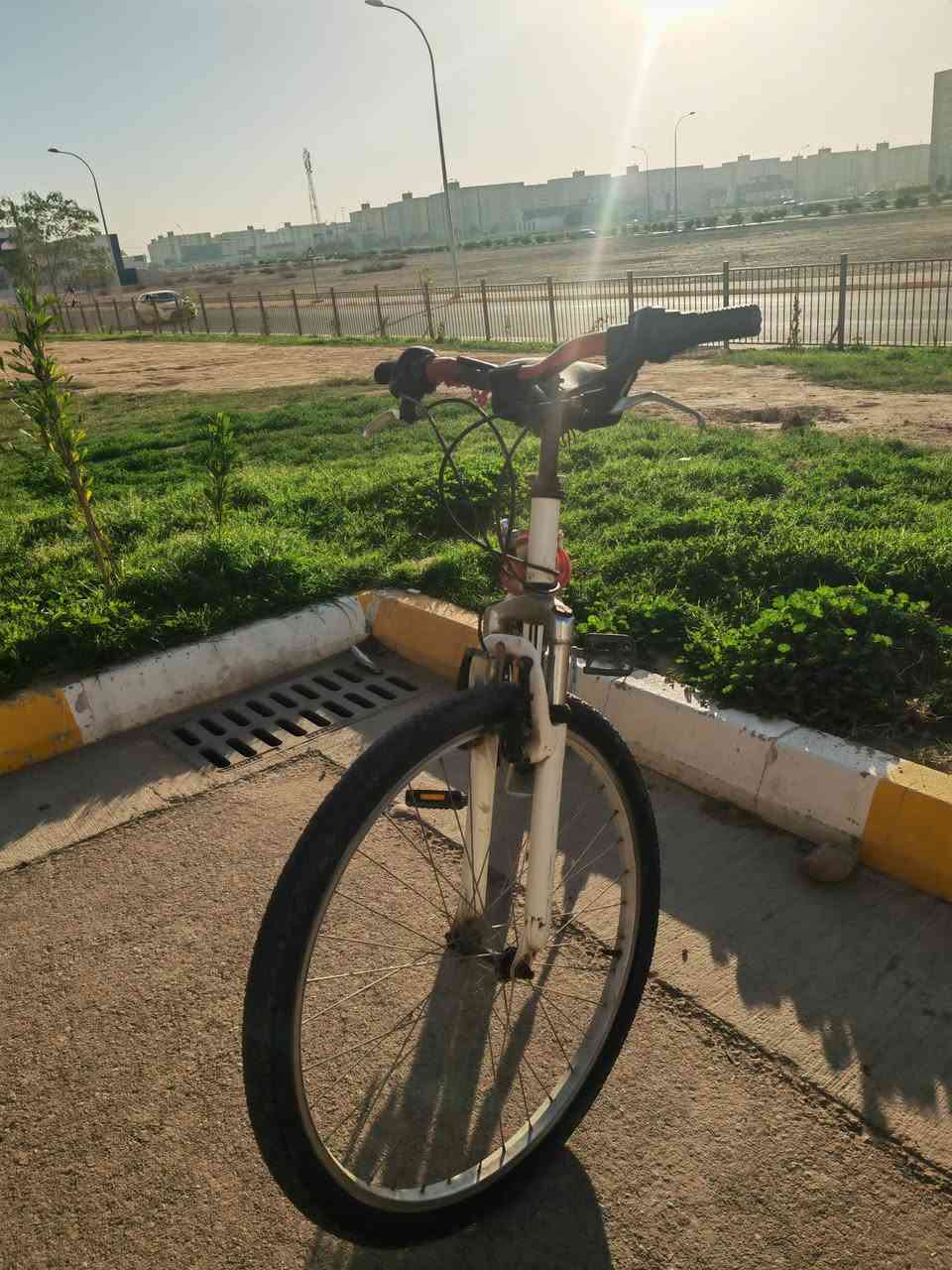 #للبيع #للبيع#للبيع
مواصفات البايسكل #ماركة يابانية
هذه دراجة هوائية قابلة للطي، وتتميز بالمواصفات التالية: 
النوع: دراجة جبلية (MTB) قابلة للطي.
التصميم: إطار أبيض مع تعليق مزدوج لامتصاص الصدمات.
السرعات: تحتوي عادة على 21 سرعة لتناسب مختلف التضاريس.
الميزات: إمكانية طيها لسهولة التخزين والنقل.
التواصل عبر الرقم ***********
أو الماسنجر 
#السعر 135الف
