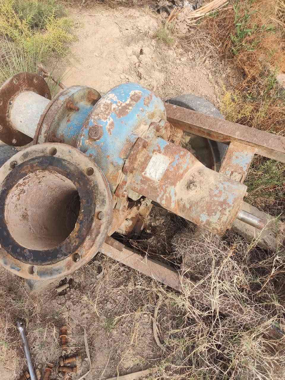 خنزيره المانيه 8*8جبنه بشاره نحاس ومجموعه الجبنه هم نحاس الصناعه المانيه وتفاصيل علئ لوحه معلومات الخنزيره هاي نعم، من الرموز الظاهرة على اللوحة أصبحت الصورة أوضح، وهذه البيانات تشير بشكل مباشر إلى مضخة ماء صناعية كبيرة (Centrifugal Water Pump) وليست محركاً.
✔ تفصيل الرموز الموجودة على اللوحة:

اللوحة مكتوب عليها تقريباً:

NTF20U – …

DM20

400 M³/HR

7M

1750 (غالباً عدد دورات المحرك RPM)

✔ التفسير:

🔹 400 M³/HR

تعني قدرة ضخ 400 متر مكعب بالساعة — وهذه قدرة عالية جدًا تدل على مضخة كبيرة كانت تستعمل في:

مشاريع الماء

محطات ضخ

الري

مشاريع حكومية

🔹 7M

تعني Head = 7 meters
أي ارتفاع الضخ (ضغط الماء) حوالي 7 أمتار.

🔹 DM20

غالباً رقم موديل داخلي للمضخة.

🔹 NTF20U

هذا نموذج غالباً تابع لشركة N.T.F أو NTF Pumps وهي شركات كانت تصنع مضخات صناعية للري ومحطات المياه.

🔹 1750 RPM

تعني أن المضخة تعمل مع محرك كهربائي 1750 دورة/دقيقة (محركات 4-pole).

---

✔ النتيجة النهائية

القطعة التي لديك هي مضخة طرد مركزي (Centrifugal Pump) ذات قدرة عالية، غالباً كانت تُستخدم في:

محطات سقي

محطات نقل مياه

مشاريع حكومية للري

وليست محركاً أو صندوق تروس.

---

📌 إذا تريد أعرف نوعها بدقة (الشركة – سنة التصنيع – النوع الكامل)

أحتاج صورة كاملة للمضخة من:

الجانب

الأمام (فتحة السحب والدفع)

مكان دخول العمود (shaft)

وأعطيك نوعها ومكان استخدامها بالضبط.
Dellmeco
ترجمتها: ديلميكو

وهي اسم شركة ألمانية 

/مكاني بابل مشروع المسيب.
رقمي ***********
