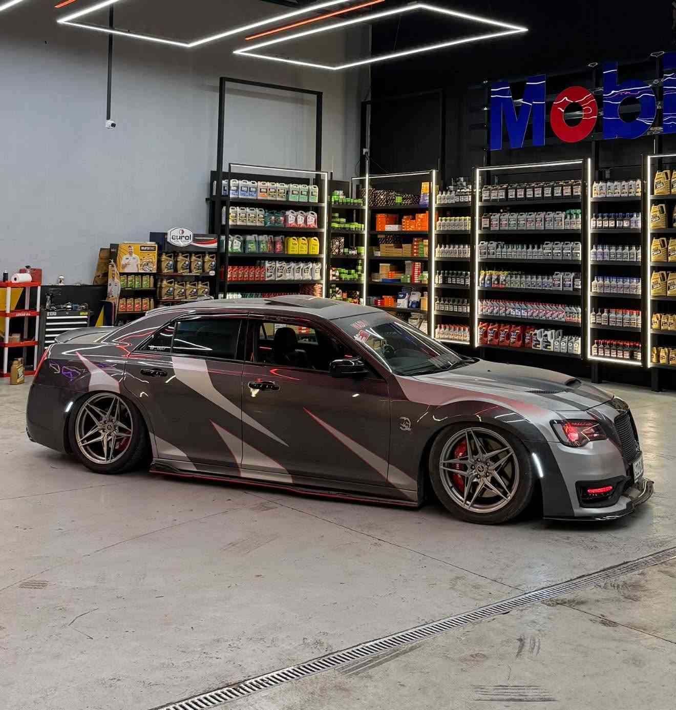 الماموثث 🦣🔥 . 
للبيع او المراوس .

- مواصفات ✅ :
 
كرايسلر s300 2021 5.7 
ضرر قطعه واحدة فقط ، جاملغ السائق مبدل ومصبوغ ، ايرباك دشبول ، بأسمي تحويل شوكت متريد 
ماشيه ٤٠ الف ميل 
فول مواصفات 
بنوراما - رادار جانبي - كشنات خزن ميموري - كشنات تدفئه تبريد - ستيرن تدفأ- مري قلاب - برده خلفيه - ترحيب - حساسات امامي خلفي - شاشه كبيره كار بلي - 4 وضعيات قيادة -  سماعات البين ودمام خلفي - باقي المواصفات الs المعروفة 

- تزويد 😈🔥 : 

شوته AFE مفتوحه 
هدرز شورت SRT 
بلكات NGK 
نوزلات 6.4 
اويل كاتش كان 
تفريغ كامل الكزوز 
كزوز بورلا اتاك 
بوابات كزوز تفتح وتسد 
فجوج بريمبو ٦ بستم امامي هلكات 
٤ بستم خلفي هيلكات 
جكات كات باك s2 - عليهن ادامه قبل شهر 
بنيد ٣ فتحات SRT + البلادي موجود بدون ضرر 
كير SRT 
ويلات أصليات 
اكسل قفل 3.09 
كت كامل SRT + وشومات 
كفرات محرك SRT 
دركه ار بي ام SRT لصليه مو صيني 
شاشات الداخل كله تحديث SRT 
نضام لد متغير داخل السياره بلكامل 
نضام لد متغير بجم السياره بلكامل 
عدسات زنون أصليات خط ازرق 
سبينسر ثروتل AFE 
برمجه مصطفى ايكل
السياره عل داينو مطلعه 430 hp 
دوسات رزلاين اصلية 
دفيوزر SRT 
ولف حماوه مشموتو 82
سترس بار فوك المكينه 

- للتواصل 📞 : 
*********** / واتساب 
مكاني بغداد ، السيارة لا دوس ولا استعراض
