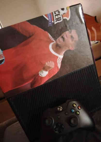 السلام عليكم إكس بوكس وان للبيع يده واحده الاصليه الجهاز لوك ستيكر ما مفتوح باله أوربي وبي العاب فيفا25 وجي تي اي السعر 115 الف مكاني كربلاء راسلني خاص او *********** واتساب
