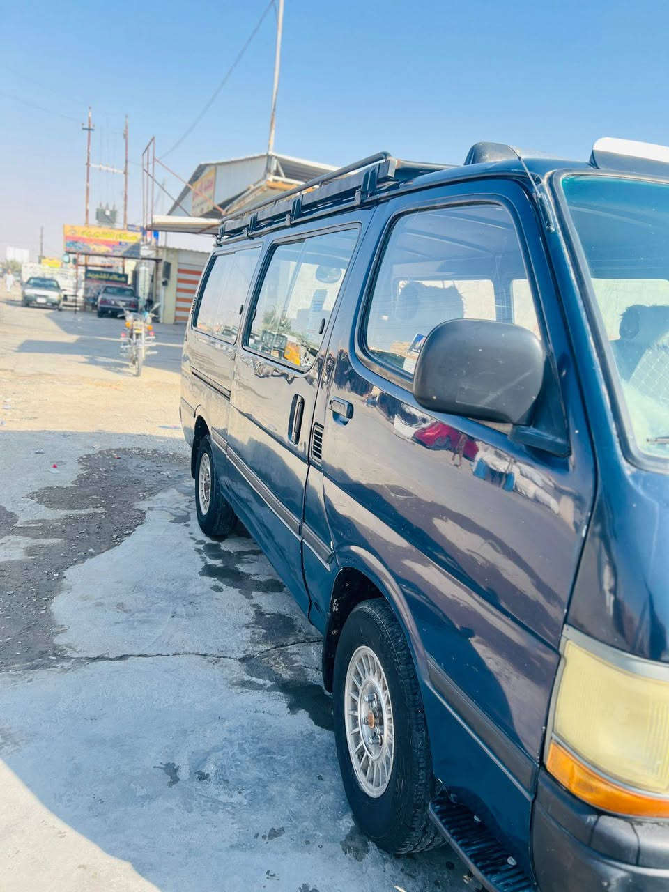 سلام عليكم ورحمه الله بوز للبيع موديل 1996بسمي سنوية لل 2029 مكينة كير بكفالتي صدر 60بل مية تخم تاير نضيف كهربأيات كاملة السيارة ما بيهة نقص مكاني ديالى شهربان سعرهة 60وبيهة مجال شي قليل باقي التفاصيل اتصل ***********
