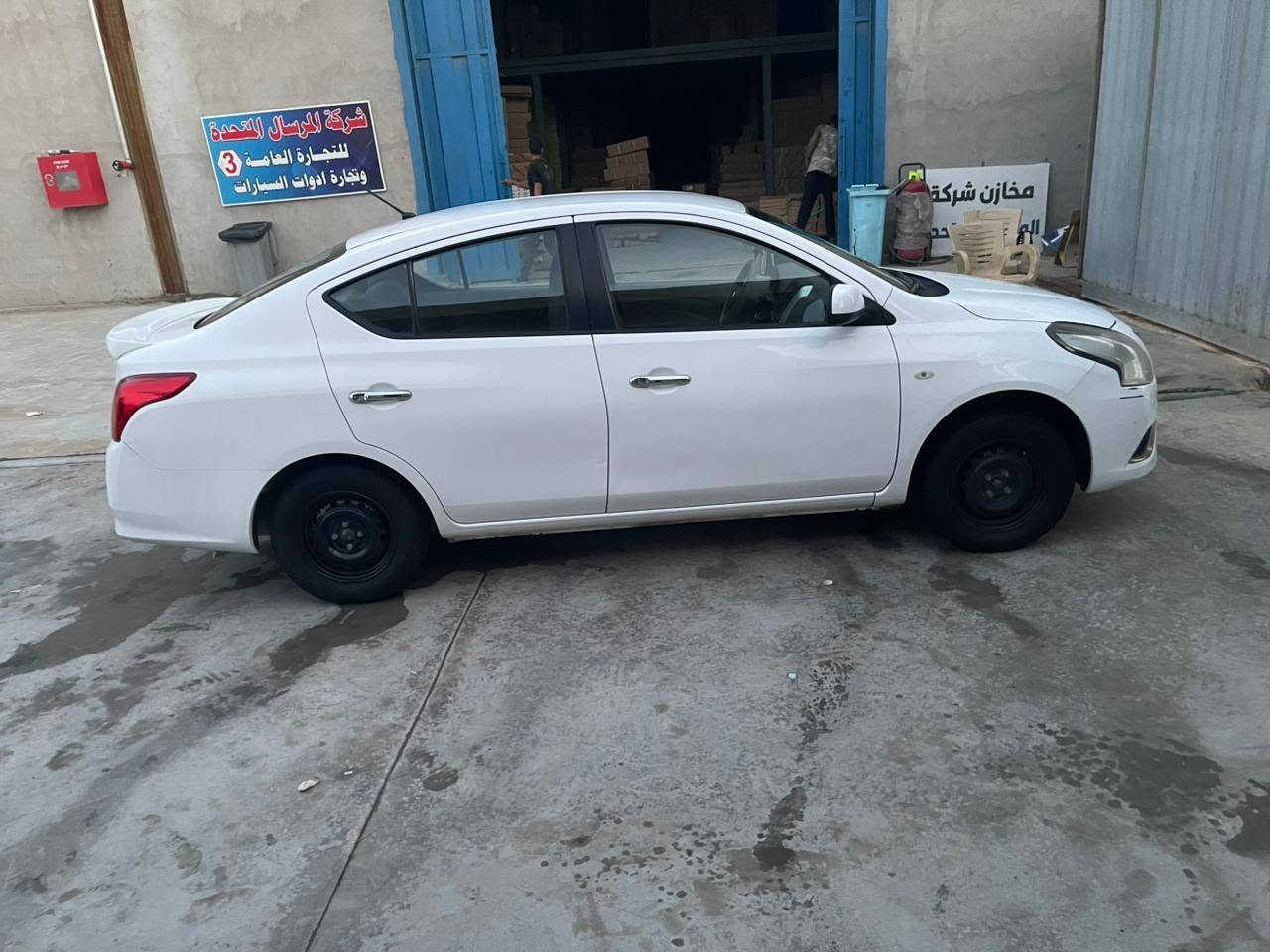 نيسان صني بليته الزركه 
ماشيه ١٨٠ 
مابيها بس بارد وضرر خفيف ب جامله الامامي اي تبديل مابيها 
الباقي كفاله صدر باتري لايت زنون 
تبريد 
السعر ٩٧ وبيها مجال بسيط
***********
