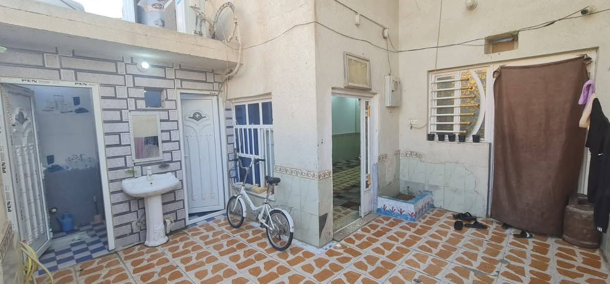 .بيت للبيع 
العماره ميسان
  منطقة ابو رمانه خلف مركز الشرطه 
المساحه ١٣٠
 قاطين الأرضي صحيات حمام خارجي وداخلي واستقبال ومطبخ وصاله وغرفه . والقاط الثاني ٣ غرف .. الاستفسار على هذا الرقم 

***********
