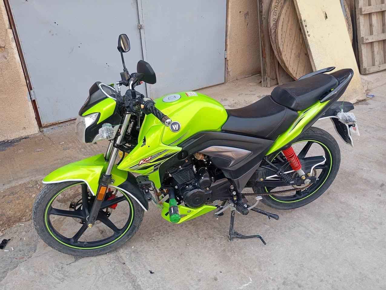 سلام عليكم
هاوجي للبيع او مراوس 
2023. ماشي 16000 
السعر 15 ورقه 
للاستفسار ***********
