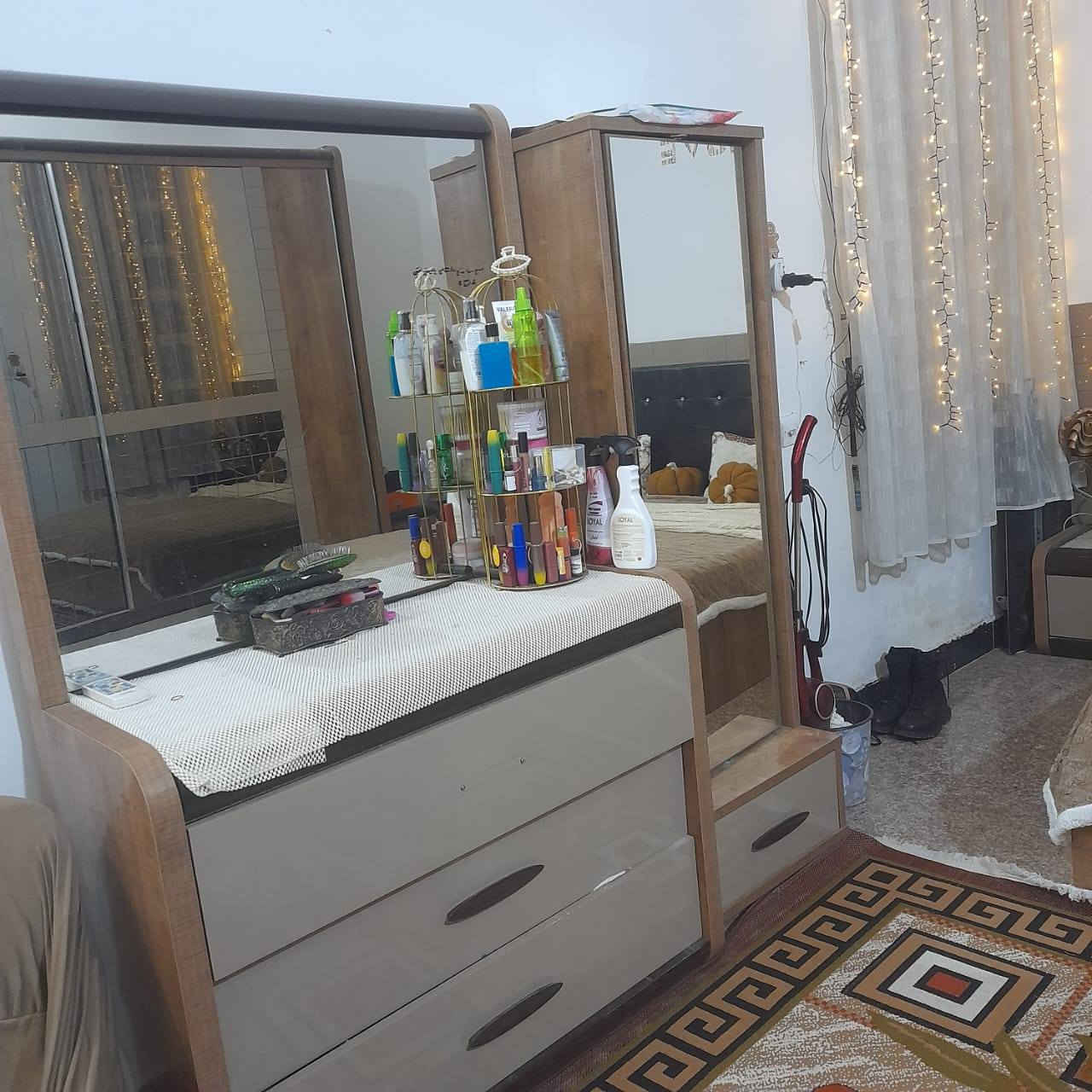 غرفة نوم للبيع من الخشب الصاج الاصلي درجة اولى استخدام سنة وحدة والغرفة نفس البصورة بضبط بسعر كلش مناسب استفسار خاص *********** او مراسلة على واتساب
