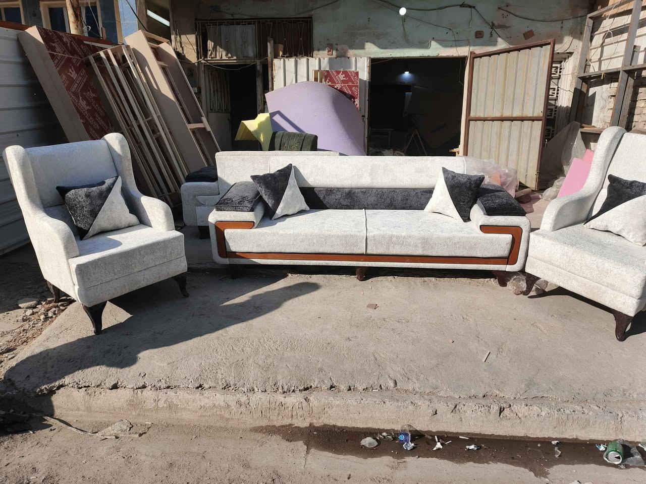 سلام عليكم تخم ١٠ مقعد المقعد بلوك قماش خاولي شغل درجة اولى متوفر جميع الالوان حسب الطلب للاستفسار *********** بغداد, العراق
