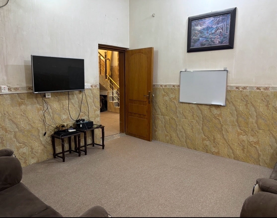 السلام عليكم 

بيت للبيع في كربلاء المقدسة 🏴
زراعي بستنة قرار 25 طابق ونص 

‎يتكون من : استقبال مع غرفتين نوم غرفة في الطابق الاول وغرفة في الطابق الثاني وصالة ومطبخ وصحيات ومخزن.

مساحة وواجهه البيت :  8.5*11.5 
100 متر

بناء البيت طابوك والارضية جرانيت

الموقع : كربلاء طريق الحر فرع ابو الدهن يبعد عن الشارع العام 600 متر (طريق الكوسترات الى الامام) ويبعد عن مرقد الحر كيلو ونص

السعر : 75 وبيه مجال بسيط


للاستفسار الاتصال على :  
***********
او ارسال رسالة واتساب على : ***********